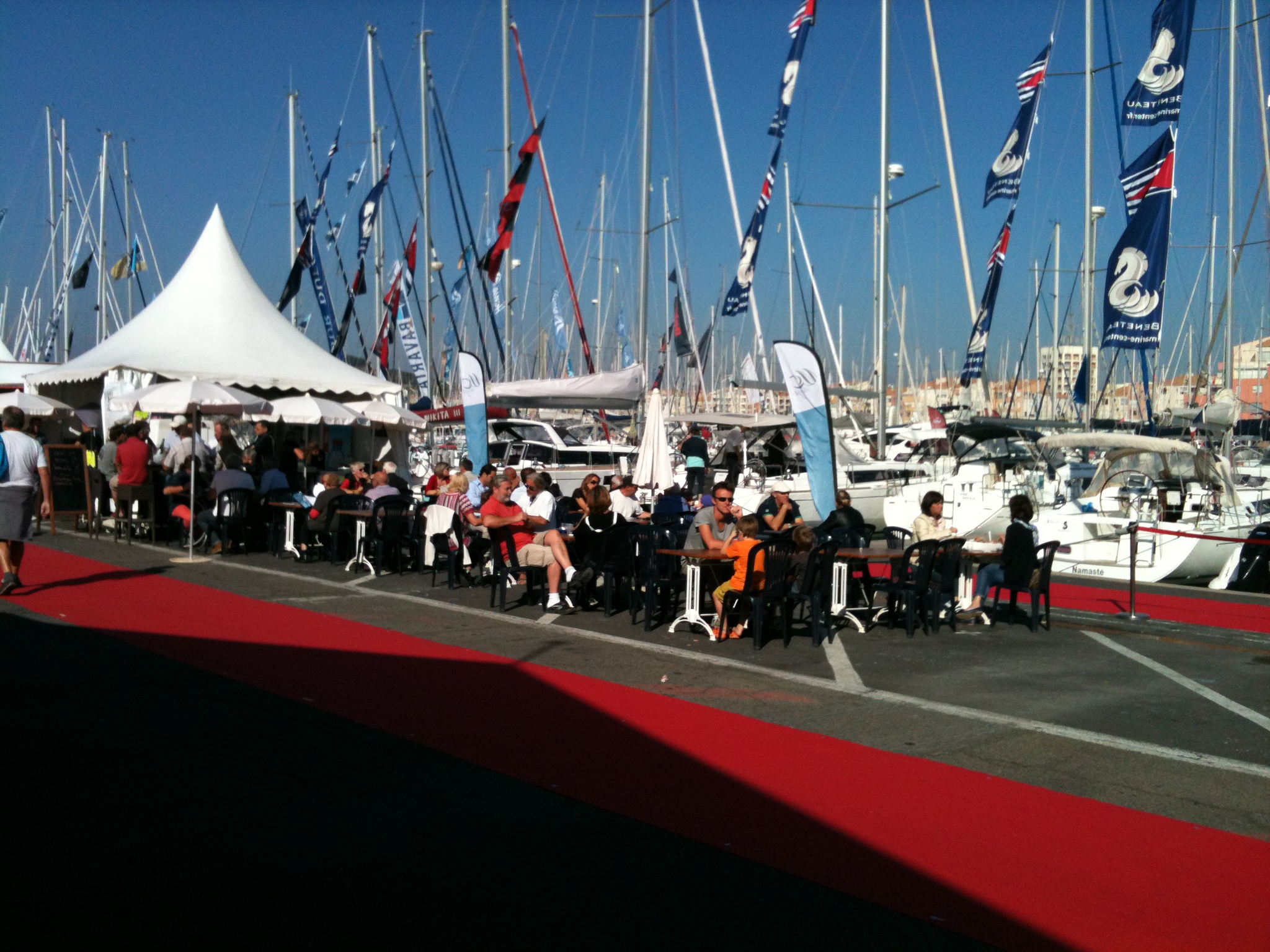 Le stand Assurboat au plus près des bateaux et des plaisanciers